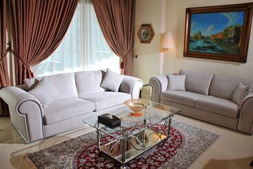 هتل Dolphin Royal Suites