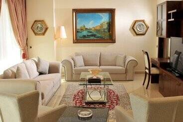 هتل Dolphin Royal Suites