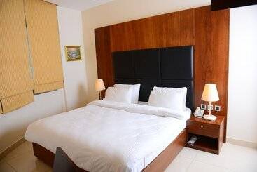 هتل Dolphin Royal Suites