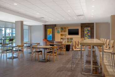 هتل Home2 Suites By Hilton Destin