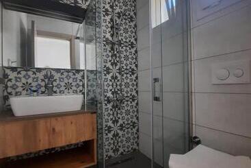 تختخواب و صبحانه Adil Otel