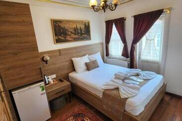 هتل Kadıköy White House