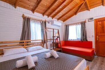هتل Koala Bungalows