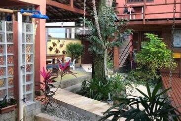 هاستل Biergarten Suites