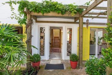 تختخواب و صبحانه Girassóis Da Lagoa  Guesthouse