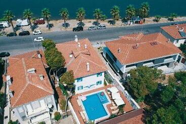 Karamela Otel