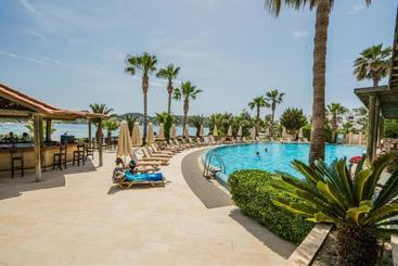 هتل Costa 3s Beach