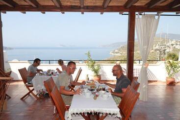 هتل Kalkan Turk Evi