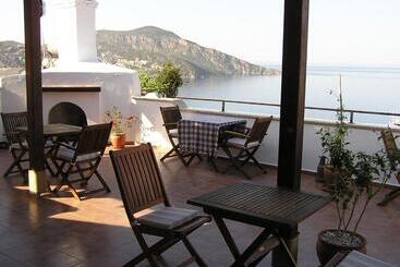 هتل Kalkan Turk Evi