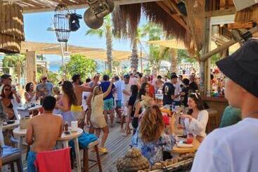בית מלון כפרי Kefi Beach & Suites