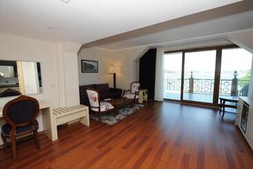 هتل Phellos Suites