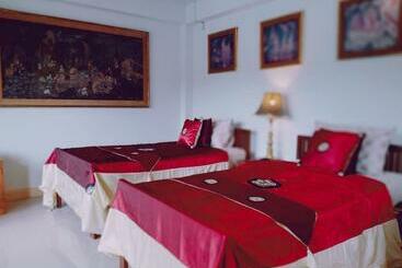 تختخواب و صبحانه Gumbie House