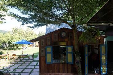 تختخواب و صبحانه Gumbie House