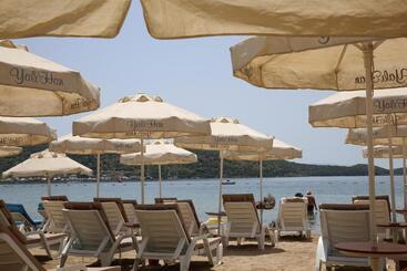 هتل Uzhan Beach
