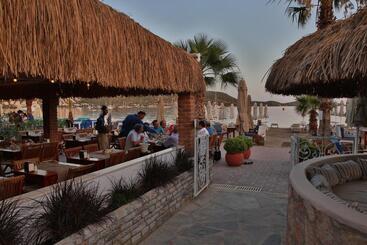 هتل Uzhan Beach