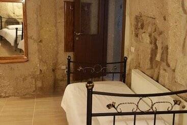 هتل Whisper Cave House