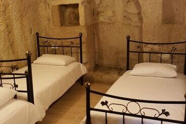 هتل Whisper Cave House