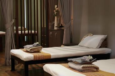 استراحتگاه Amphawa Nanon Hotel & Spa