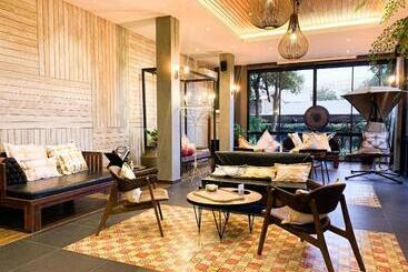 استراحتگاه Amphawa Nanon Hotel & Spa