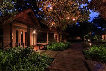 استراحتگاه Azalea Village