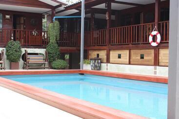 استراحتگاه Chuchaiburi Sri Amphawa