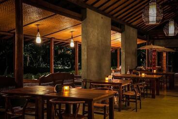 هتل Azalea Village Wellness Resort