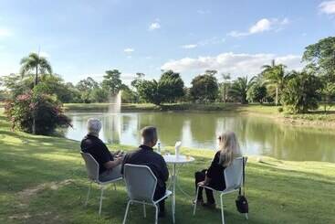 Hotel Baan Suan Khun Ta And Golf Resort