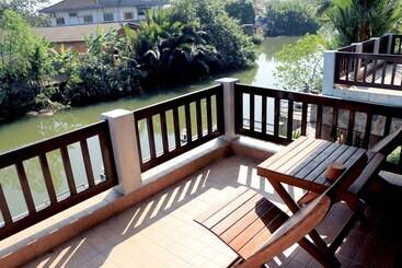 هتل Baanrimnam Resort Trat