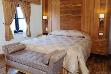 Decharme Hotel Sha Plus