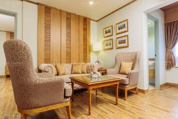 Decharme Hotel Sha Plus