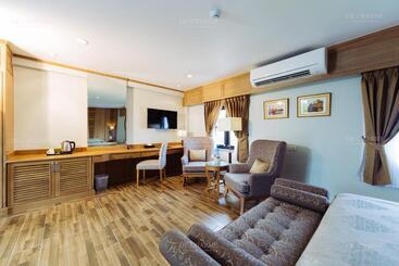 Decharme Hotel Sha Plus