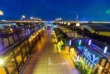 استراحتگاه Suvarnabhumi Ville Airport