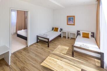تختخواب و صبحانه Plaza La   Night And Spa