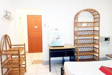 هتل Deng S Kamala Beach Guesthouse