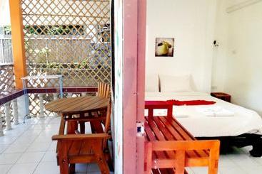 هتل Deng S Kamala Beach Guesthouse