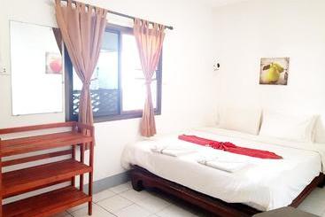هتل Deng S Kamala Beach Guesthouse