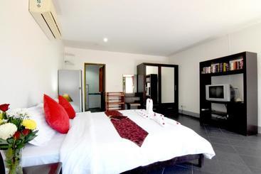 هتل Deng S Kamala Beach Guesthouse