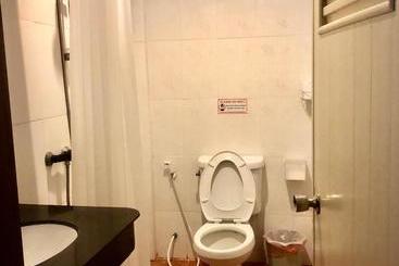 هتل Deng S Kamala Beach Guesthouse