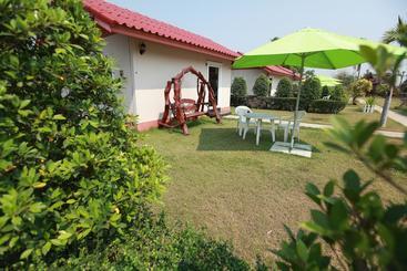 هتل Moon River Resort