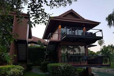 استراحتگاه The Grace Amphawa