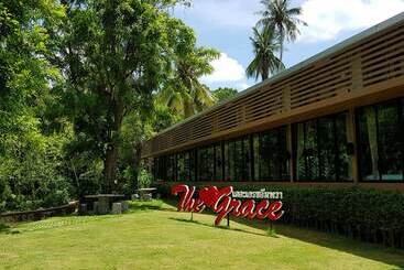 استراحتگاه The Grace Amphawa