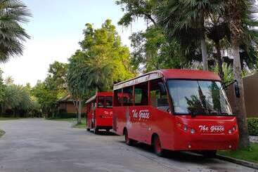 استراحتگاه The Grace Amphawa