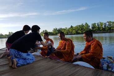 استراحتگاه The Grace Amphawa