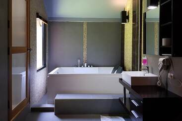 استراحتگاه The Grace Amphawa