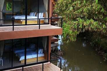 استراحتگاه The Grace Amphawa