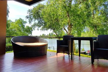 استراحتگاه The Grace Amphawa