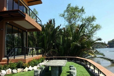 استراحتگاه The Grace Amphawa