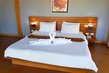 استراحتگاه The Grace Amphawa