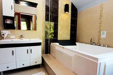 استراحتگاه The Grace Amphawa