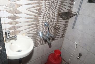Iroomz Hotel Shree Krishna Palace